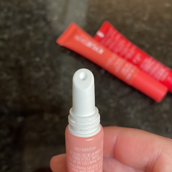 Kylie Cosmetics (Kylie Skin) Lip Balm Set - Strawberry, Candy Heart, Cherry - Picture 3 of 6